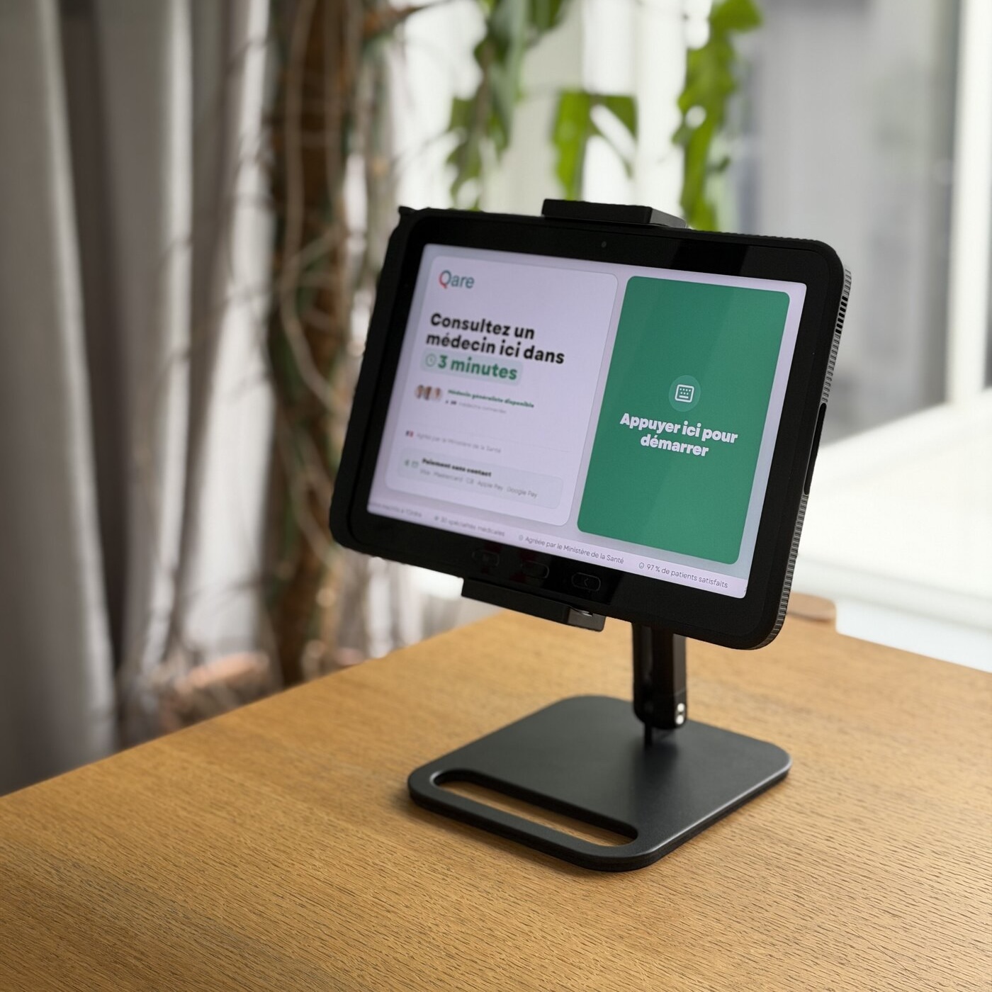 Tablette de téléconsultation Qare sur trépied dans une pharmacie